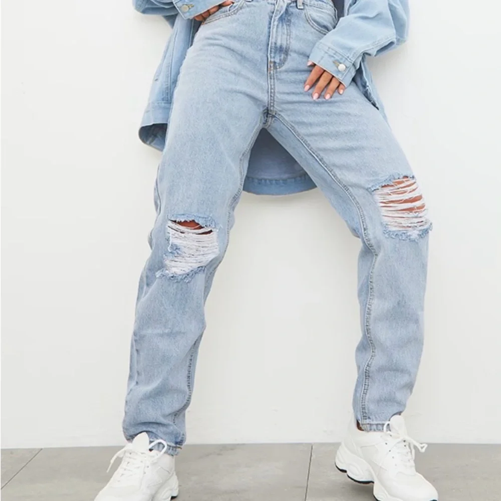 PRETTYLITTLETHING LIGHT BLUE WASH KNEE RIP MOM JEANS US SIZE 10 - Picture 4 of 7